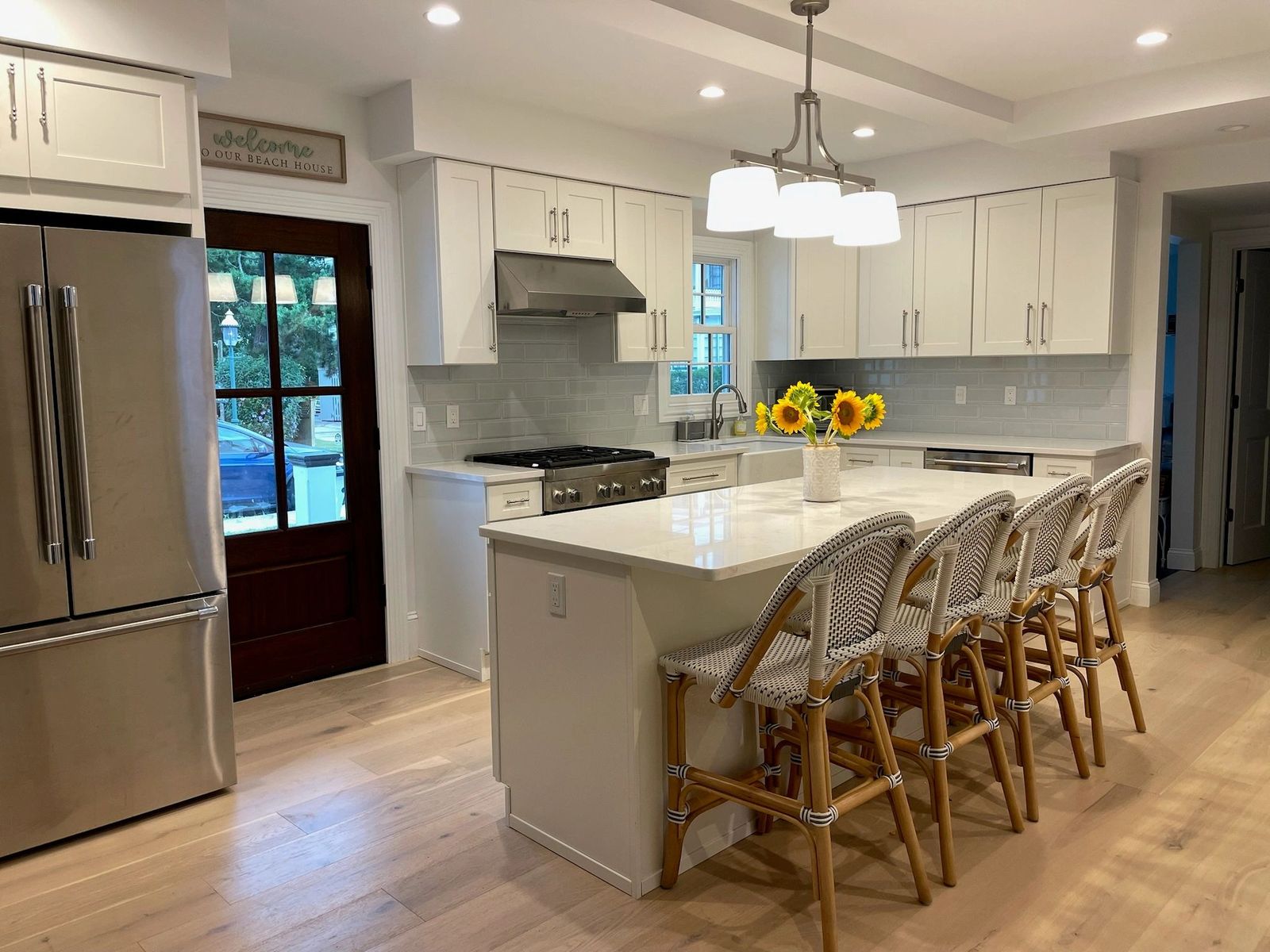 The fully equipped kitchen with island seating